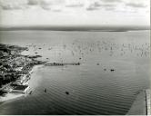 Fotografia da costa com centenas de embarcações, por ocasião da visita de estado efetuada por Américo Tomás a Moçambique