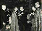 Fotografia de Américo Tomás, acompanhado por Oliveira Salazar e por Manuel Gonçalves Cerejeira, no Palácio Nacional da Ajuda, por ocasião de um almoço oferecido a Fernando Cento