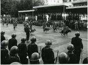 Fotografia de Américo Tomás, em Lisboa, assistindo a um desfile da Legião Portuguesa