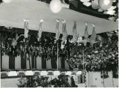 Fotografia de Américo Tomás, acompanhado por José João Gonçalves de Proença, assistindo às comemorações do Dia das Misericórdias