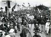 Fotografia de Américo Tomás em Inhambane, seguindo em cortejo automóvel por ocasião da visita de estado efetuada a Moçambique