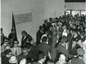 Fotografia de Américo Tomás, acompanhado por Gertrudes Rodrigues Tomás na Ilha da Madeira, ocasião da inauguração do Aeroporto do Funchal