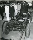 Fotografia de Américo Tomás numa fábrica de automóveis em Luanda, por ocasião de uma paragem de três dias em Angola, durante o regresso da visita de estado efetuada a Moçambique