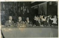 Fotografia de Américo Tomás acompanhado por António Augusto Peixoto Correia e por César Moreira Batista no restaurante Folclore, por ocasião de um almoço oferecido por José Manuel Martins