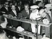 Fotografia de Américo Tomás acompanhado por António Augusto Peixoto Correia visitando uma exposição de minerais em Quelimane durante a visita de estado efetuada a Moçambique