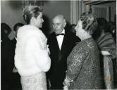 Fotografia de Américo Tomás, acompanhado por Gertrudes Rodrigues Tomás, no Teatro Nacional de São Carlos, conversando com Grace Patricia Grimaldi (Grace Kelly), por ocasião da visita de estado dos príncipes do Mónaco efetuada a Portugal