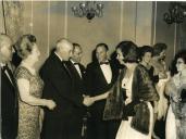 Fotografia de Américo Tomás, acompanhado por José Augusto da Costa Almeida, António Augusto Peixoto Correia e por Gertrudes Rodrigues Tomás, durante uma sessão de cumprimentos, por ocasião da visita de estado efetuada a Moçambique