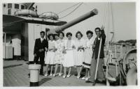 Fotografia de Maria Natália e Maria Madalena, filhas de Américo Tomás, com familiares e amigos visitando um navio de guerra da Marinha Portuguesa, por ocasião da sua visita ao norte de Portugal