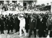 Fotografia de Américo Tomás, acompanhado por Eduardo de Arantes e Oliveira, cumprimentando a população durante a visita ao norte do país