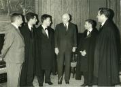 Fotografia de Américo Tomás no Palácio de Belém recebendo em audiência a apresentação de desportistas pelos representantes do Teatro Universitário do Porto
