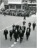 Fotografia de Américo Tomás, acompanhado por César Moreira Batista e por Alfredo Rodrigues dos Santos Júnior, presidindo às comemorações do 6.º Centenário da Vila de Cascais