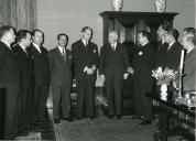 Fotografia de Américo Tomás no Palácio de Belém, recebendo em audiência a Liga dos Antigos Graduados da Mocidade Portuguesa