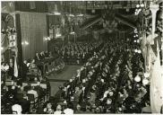 Fotografia de Américo Tomás assistindo à sessão solene do 1.º centenário da fundação do Banco Nacional Ultramarino na Sociedade de Geografia de Lisboa