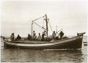 Fotografia da traineira “Flor de Peniche” descarregando peixe