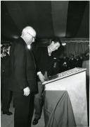 Fotografia de Américo Tomás presidindo à inauguração das obras do Estaleiro Naval da Margueira 