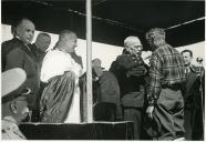 Fotografia de Américo Tomás assistindo à condecoração de diversos pescadores da pesca do bacalhau por Óscar Carmona por ocasião da missa e bênção dos navios bacalhoeiros realizada em Lisboa
