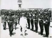 Fotografia de Américo Tomás passando revista às tropas durante a inauguração do aeroporto de Faro, por ocasião da visita oficial efetuada ao Algarve, de 11 a 14 de julho de 1965