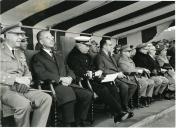 Fotografia do Presidente da República Américo Tomás visitando o Regimento de Lanceiros n.º 2 