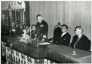 Fotografia de Américo Tomás, acompanhado por Adriano Moreira, na Sociedade de Geografia de Lisboa, discursando por ocasião do I Congresso das Comunidades Portuguesas