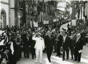 Fotografia de Américo Tomás, acompanhado por Eduardo de Arantes e Oliveira e por Alfredo Rodrigues dos Santos Júnior, saudando a população de Valença, por ocasião da visita efetuada ao norte do país