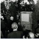 Fotografia de Américo Tomás em Sacavém, descerrando a lápide comemorativa da inauguração do Bairro da SACOR.