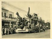 Anexo ao álbum da Viagem Presidencial à África em 1939 - cortejo alegórico - festival nocturno - iluminações em Lourenço Marques