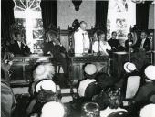 Fotografia de Américo Tomás, acompanhado por Alfredo Rodrigues dos Santos Júnior, no Peso da Régua, por ocasião da visita oficial efetuada ao norte de Portugal