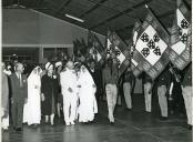 Fotografia de Américo Tomás, acompanhado por Gertrudes Rodrigues Tomás, por António Augusto Peixoto e por um grupo de religiosas no Colégio-Liceu de Nossa Senhora do Rosário em Xai-Xai, por ocasião da visita de estado efetuada a Moçambique