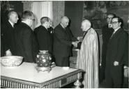 Fotografia de Américo Tomás no Palácio de Belém, recebendo em audiência elementos de uma comissão da cidade de Braga