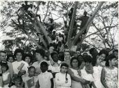 Fotografia de populares assistindo à passagem de Américo Tomás em Luanda, por ocasião de uma paragem de três dias em Angola, durante o regresso da visita de estado efetuada a Moçambique