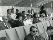 Fotografia de Américo Tomás, acompanhado pela esposa Gertrudes Rodrigues Tomás e por António Augusto Peixoto Correia, numa cerimónia oficial em Lourenço Marques, por ocasião da visita de estado efetuada a Moçambique