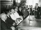 Fotografia de Américo Tomás, Fernando de Quintanilha Dias e de José Ferreira Dias durante uma conferência de imprensa