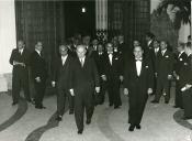 Fotografia de Américo Tomás, acompanhado por Alfredo Rodrigues dos Santos Júnior, no Pavilhão dos Desportos para assistir a um concerto, iniciativa da Câmara Municipal de Lisboa