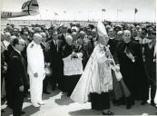 Fotografia do Presidente da República Américo Tomás inaugurando o Aeroporto do Funchal, na Ilha da Madeira