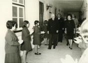 Fotografia de Américo Tomás no Instituto de Odivelas assistindo à abertura do novo ano letivo