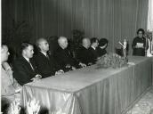 Fotografia de Américo Tomás, acompanhado por Quintanilha e Mendonça Dias, presidindo à sessão solene de abertura do novo ano letivo do Instituto de Odivelas