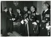 Fotografia de Américo Tomás no Palácio de Belém, entregando as credenciais ao Embaixador da Noruega em Portugal, Carl Eric Dons