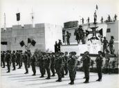 Fotografia de Américo Tomás acompanhado por António Augusto Peixoto Correia no Quartel do Esquadrão dos Dragões na cidade de Maputo, por ocasião da visita de estado efetuada a Moçambique