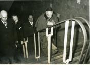 Fotografia de Américo Tomás na inauguração do Metropolitano de Lisboa