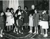 Fotografia de Américo Tomás no Palácio Nacional de Belém, recebendo em audiência uma família numerosa