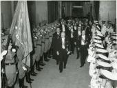 Fotografia de Américo Tomás na Sociedade de Geografia de Lisboa, presidindo à sessão inaugural da Semana do Ultramar