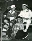 Fotografia de Américo Tomás, acompanhado por Gertrudes Rodrigues Tomás, por ocasião da visita oficial efetuada ao distrito da Guarda