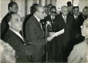 Fotografia de Américo Tomás na cerimónia da inauguração duma instalação da Marinha Portuguesa