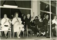 Fotografia de Américo Tomás, acompanhado por Gertrudes Rodrigues Tomás no Casino do Estoril, assistindo ao Festival Internacional de Folclore