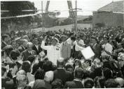 Fotografia de Américo Tomás saudando a população por ocasião da visita efetuada ao distrito de Bragança