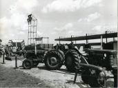 Fotografia de veículos agrícolas em Chimoio, por ocasião da visita de estado efetuada por Américo Tomás a Moçambique
