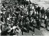 Fotografia de Américo Tomás, acompanhado por Eduardo de Arantes e Oliveira, presidindo à inauguração do início das obras da barragem do Roxo