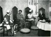 Fotografia de Américo Tomás, Gertrudes da Costa Ribeiro Tomás, Hailé Salassié I e Aida Desta, por ocasião da sua visita de Estado a Portugal, no Palácio Nacional da Pena, em Sintra.