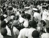 Fotografia de Américo Tomás saudando a população durante a visita oficial a Angola 