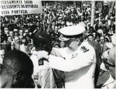 Fotografia de Américo Tomás em Quissico, condecorando um militar por ocasião da visita de estado efetuada a Moçambique